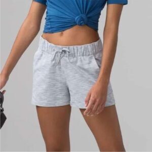 Lululemon Athletica On the Fly Mid Rise Light Grey Drawstring Shorts Women's 6